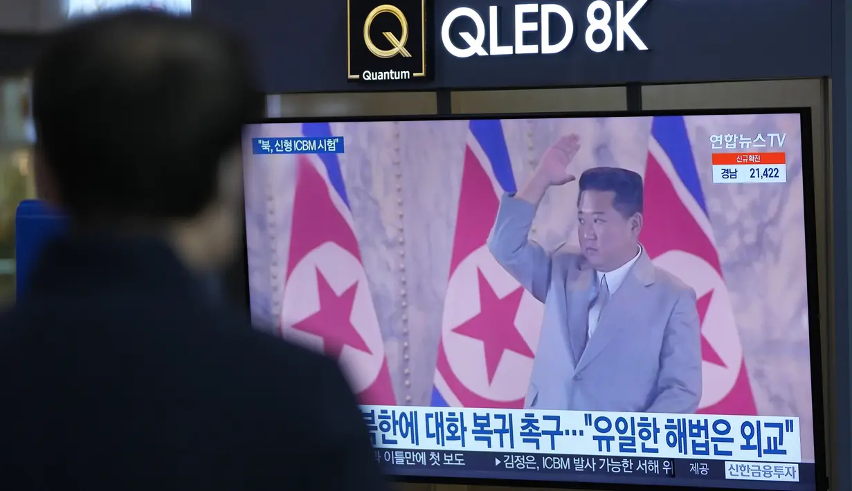 Seorang pria menonton layar TV program berita tentang rudal Korea Utara dengan rekaman file pemimpin Korea Utara Kim Jong Un, di stasiun kereta api di Seoul, Korea Selatan, Jumat (11/3/2022).  Kim Jong Un memerintahkan pejabatnya memperluas fasilitas peluncuran satelit. (AP Photo/Lee Jin-man)