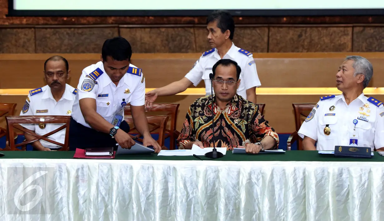 Menhub, Budi Karya Sumadi (tengah) bersiap memaparkan kesiapan angkutan jelang perayaan Natal 2016 dan Tahun Baru 2017 di Jakarta, Selasa (6/12). Diprediksi arus libur panjang terjadi dua hari jelang natal dan tahun baru. (Liputan6.com/Helmi Fithriansyah)