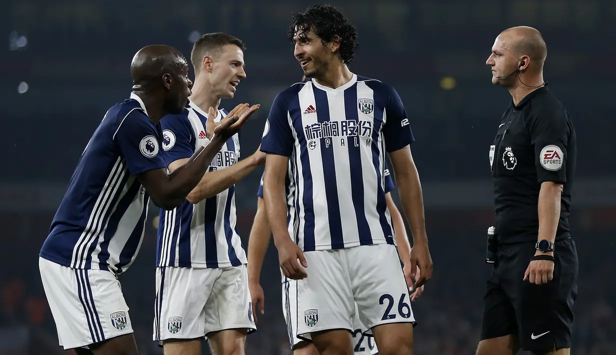 Protes pemain West Bromwich Albion, Allan Nyom (kiri)  kepada wasit, Bobby Madley (kanan) saat melawan Arsenal pada lanjutan Premier League di Emirates stadium, London (25/9/2017). Arsenal menang 2-0. (AFP/Ian Kington)
