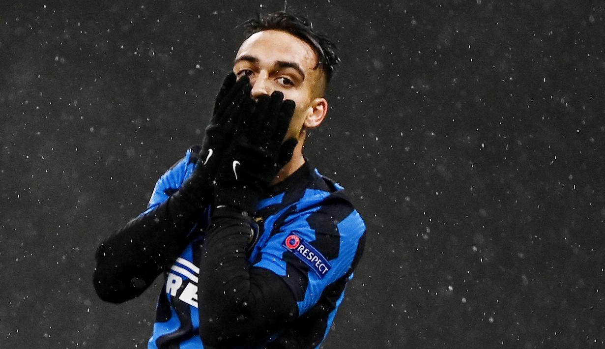 Striker Inter Milan, Lautaro Martinez, tampak kecewa usai bermain imbang melawan Shakhtar Donetsk pada laga Liga Champions di Stadion Giuseppe Meazza, Kamis (10/12/2020). Inter Milan gagal melaju ke babak 16 besar karena hanya menjadi juru kunci di grup B. (AFP/Marco Bertorello)