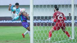 Pemain PSBS Biak, Alexandro Santos, mencetak gol ke gawang Persita Tangerang pada laga BRI Liga 1 di Stadion Indomilk Arena, Sabtu (3/5/2025) petang WIB. (Bola.com/M Iqbal Ichsan)