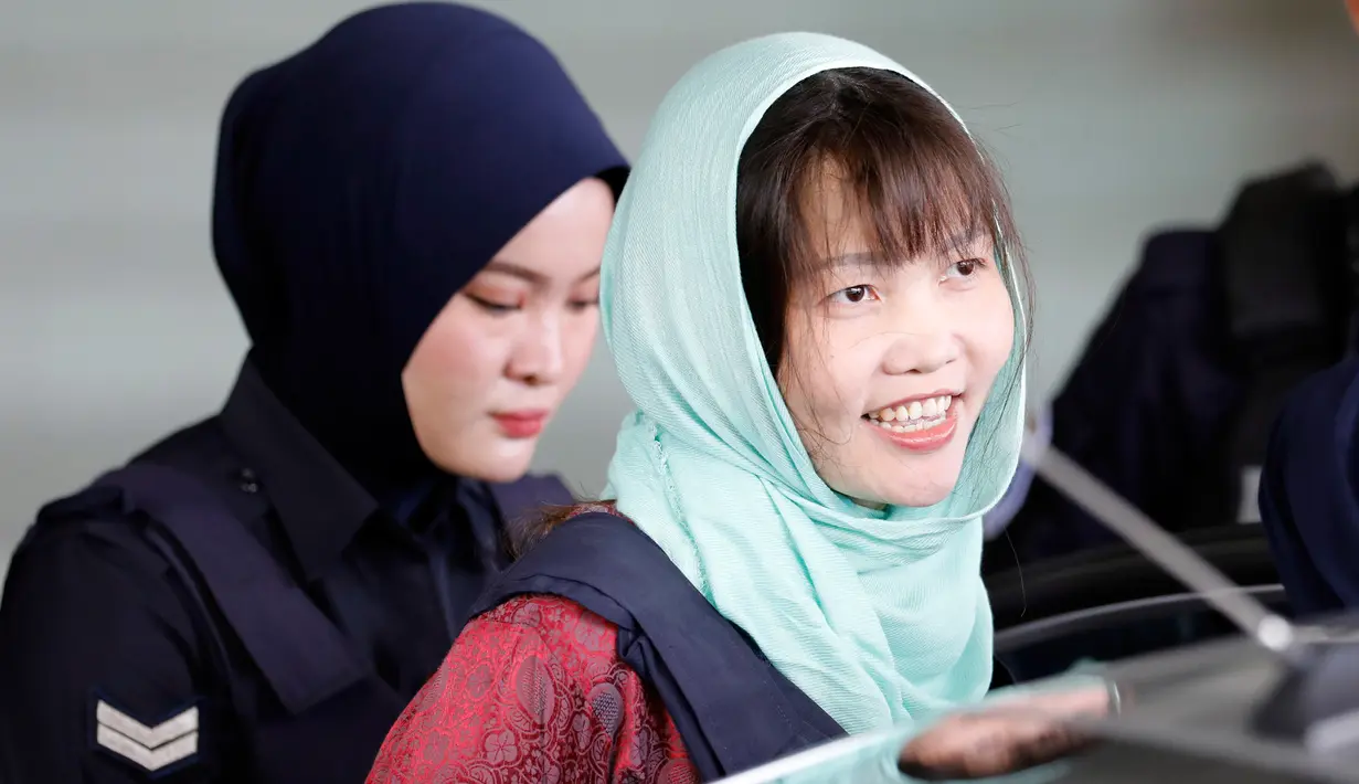 Warga negara Vietnam yang menjadi tersangka kasus pembunuhan Kim Jong-nam, Doan Thi Huong meninggalkan Pengadilan Tinggi Shah Alam di Malaysia, Senin (1/4). Doan Thi Huong lolos dari jerat hukuman mati dan dijadwalkan bakal bebas bulan depan. (AP/Vincent Thian)