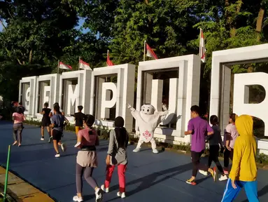 Maskot Piala Dunia 2022, La'eeb, menyapa warga yang sedang berolahraga di Lapangan Sempur, Bogor. (Procomm Surya Citra Media)