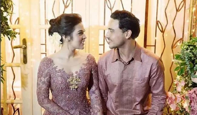 Raisa dan Hamish Daud saling melempar pandangan cinta di acara pertunangan mereka (Foto: Instagram @raisa6690)