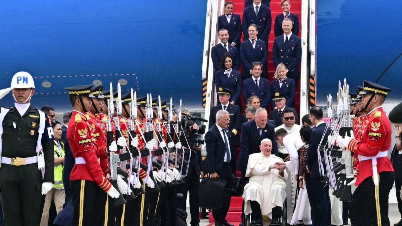 Pemimpin Gereja Katolik Dunia, Paus Fransiskus tiba di Bandara Soekarno-Hatta, Tangerang, Selasa (3/92024). Paus Fransiskus mendarat di Indonesia menggunakan pesawat komersil milik maskapai penerbangan Italia, ITA Airways.&nbsp;Foto:&nbsp;Tiziana Fabi/AFP
