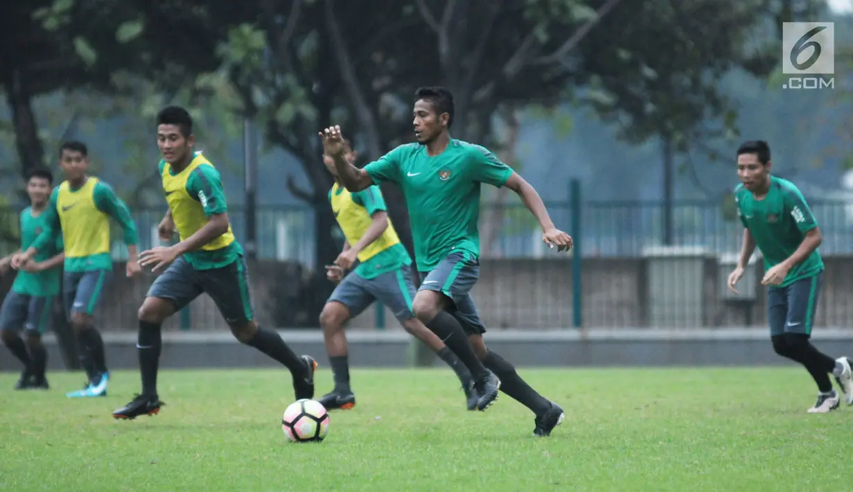 Pemain Timnas Indonesia U-23 beradu kecepatan mengejar bola saat latihan di Lapangan A Kompleks GBK, Jakarta, Rabu (25/4). Latihan ini persiapan jelang laga PSSI Anniversary Cup dan Asian Games 2018. (Liputan6.com/Helmi Fithriansyah)