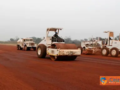 Citizen6, Kongo: Kompi Zeni TNI mengerahkan 10 personel dan alat-alat berat berupa satu unit Vibro Roller, Grader, Dump Truck Tangki Air, Dump Truk Angkut Tanah dan satu unit Beco Loader. (Pengirim: Badarudin Bakri)