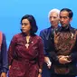Presiden Joko Widodo (tengah) bersama Menkeu Sri Mulyani (kiri) dan Presiden Grup Bank Dunia Jim Yong Kim (kanan) dalam Bali Fintech Agenda IMF-WB 2018 di Nusa Dua, Bali, Kamis (11/10). (Liputan6.com/Angga Yuniar)