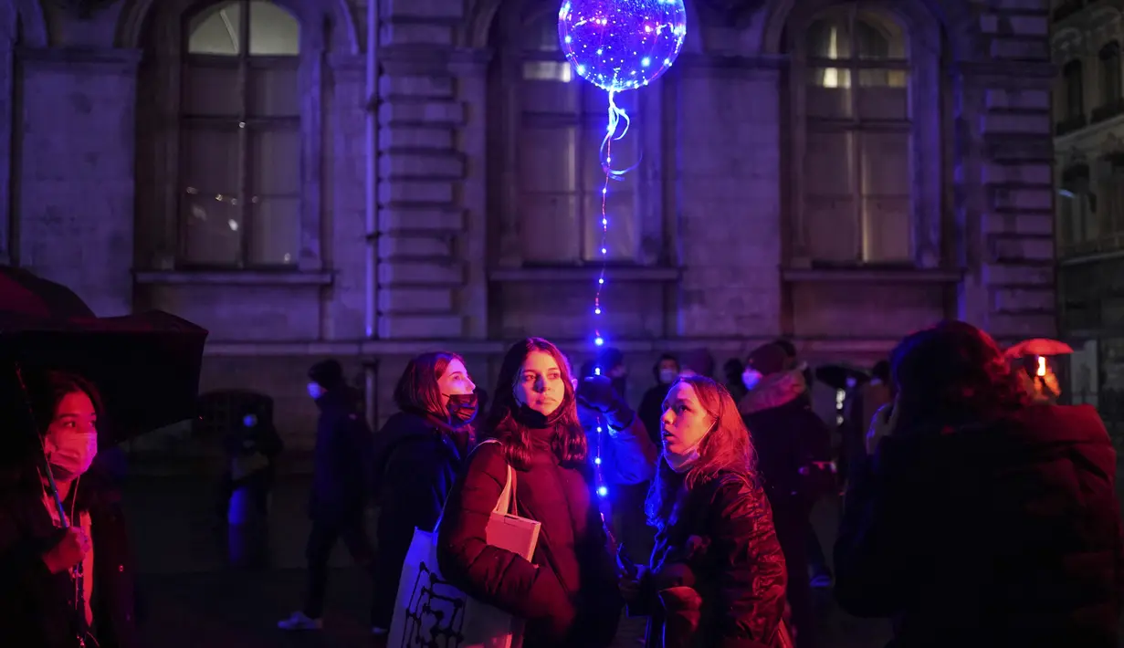 Orang-orang menghadiri pertunjukan cahaya malam di Lyon, Prancis tengah, Rabu (8/12/2021). Jutaan orang diperkirakan akan menghadiri acara Festival of Lights selama empat hari di kota itu. (AP Photo/Laurent Cipriani)