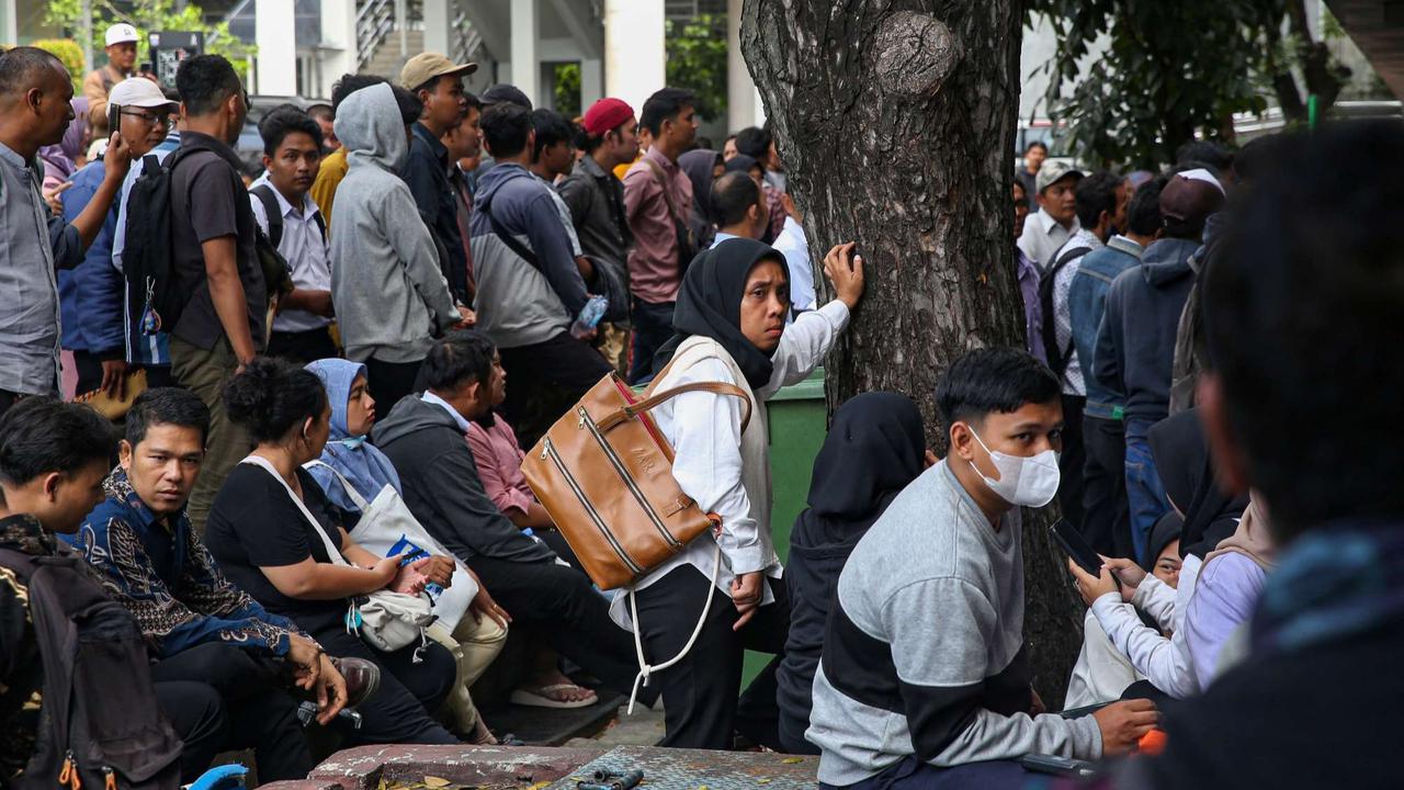 Ratusan orang melamar sebagai pasukan oranye di Balai Kota DKI Jakarta