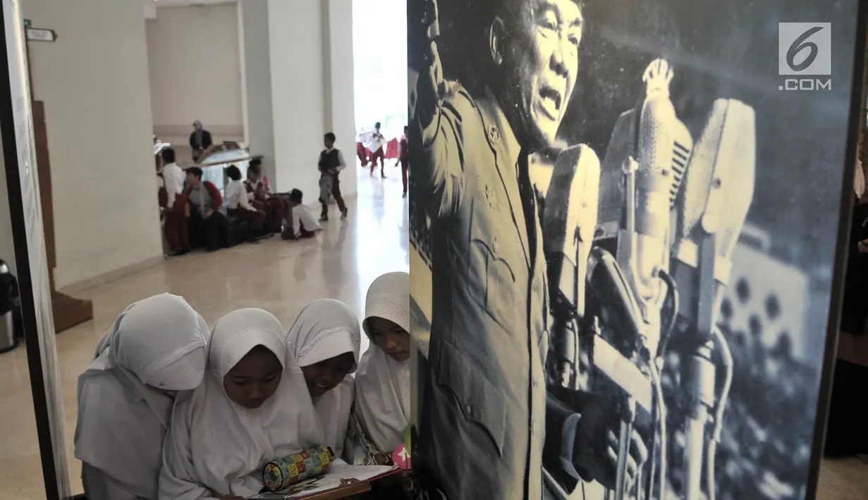 Siswa sekolah dasar saat membaca salah satu surat yang dipamerkan dalam pameran Surat Pendiri Bangsa di Museum Nasional, Jakarta, Kamis (15/11). (Merdeka.com/Iqbal Nugroho)