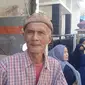 Dadang (58) kini sedikit bisa bernafas legas usai selamat dari reruntuhan rumah ayahnya yang roboh di Jalan Sampora, Desa Sukamenak, Kecamatan Margahayu, Kabupaten Bandung/Liputan6.com