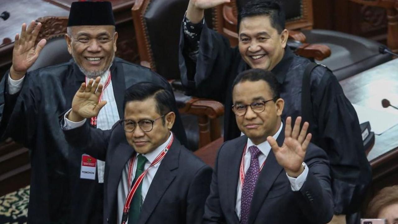 Calon presiden dan calon wakil presiden nomor urut 1 Anies Baswedan dan Muhaimin Iskandar melambaikan tangannya usai mengikuti jalannya sidang.<br><br>Anies terlihat tersenyum tipis begitu juga dengan Muhaimin juga ikut memancarkan wajah senyumnya.&nbsp;F