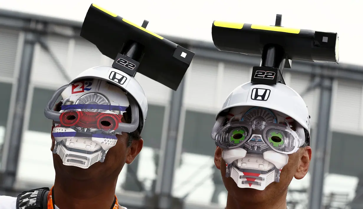 Gaya dua pendukung pebalap McLaren-Honda, Jenson Button, di F1 GP Jepang di Sirkuit Suzuka, Jepang, Minggu (27/9/2015). (Reuters/Thomas Peter)