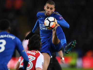 Aksi pemain Leicester City, Islam Slimani (kanan) menahan bola dari kejaran pemain Fleetwood Town pada babak ketiga Piala FA di King Power Stadium, Leicester, (16/1/2018). Leicester City menang 2-0. (AFP/Paul Ellis)