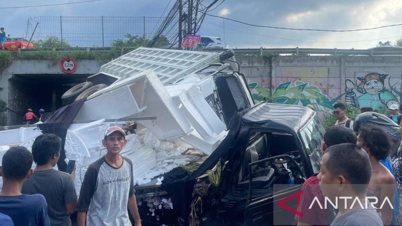 Fakta Mengejutkan! Truk Terguling dari Tol Tangerang-Merak, Timpa 2 Kendaraan di Bawah, 5 Korban Luka Berat