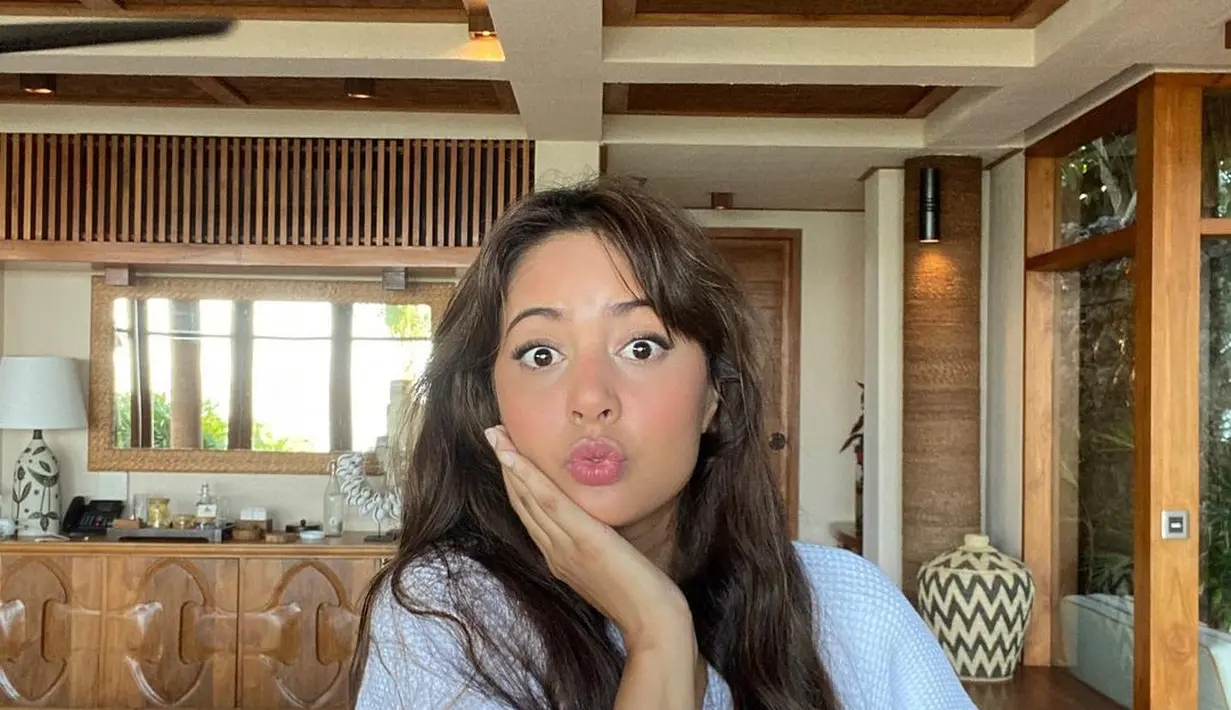 Blush dengan warna pink bikin penampilan Aurelie terlihat cerah merona dengan lebih natural[@aurelie]