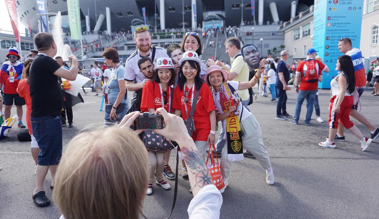Para suporter foto bersama usai laga perebutan tempat ke tiga Piala Dunia 2018 antara Inggris melawan Belgia di Stadion Saint Petersburg, Rusia. (Bola.com/Okie Prabhowo)