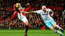 Pemain Manchester United, Jesse Lingard, berusaha menguasai bola dari kejaran pemain West Ham United, James Collins, pada laga pekan ke-13 Premier League di Old Trafford, Minggu (27/11/2016). (Reuters/Andrew Yates)