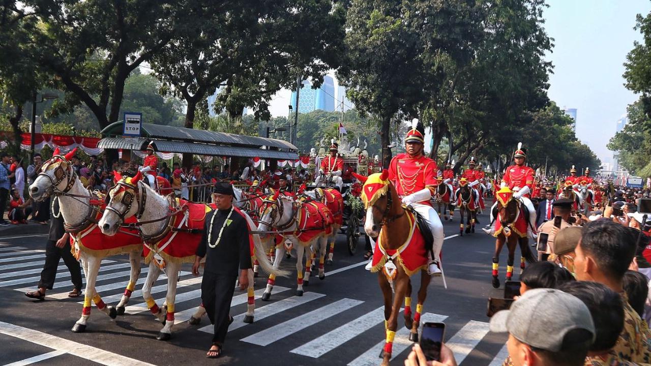 Tampak masyakarat antusias sepanjang jalan dari Monas ke Istana menyaksikan kirab dalam rangkaian upacara HUT ke-78 RI.

Dengan kamera di ponselnya mereka mengabadikan momen tersebut.