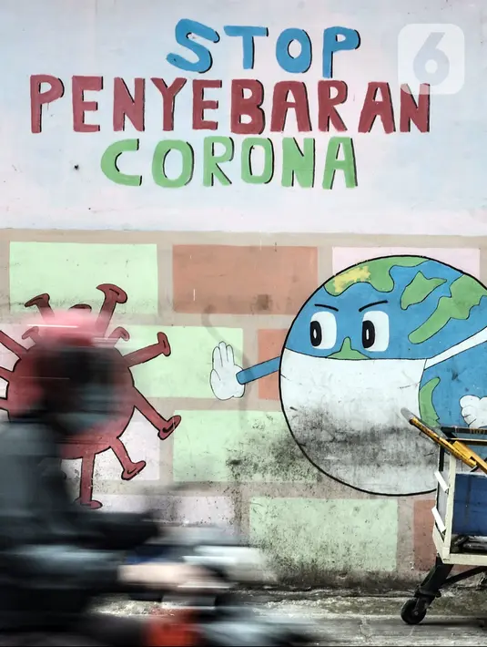 Pengendara sepeda motor melintas di depan mural "Lawan COVID-19" di kawasan zona merah COVID-19 RW 01 Kelurahan Bungur, Jakarta, Rabu (10/2/2021). Zona merah di Jakarta Barat sebanyak 13 RW, Jakarta Timur 6 RW, Jakarta Utara 4 RW, dan Kepulauan Seribu 2 RW. (merdeka.com/Iqbal S. Nugroho)