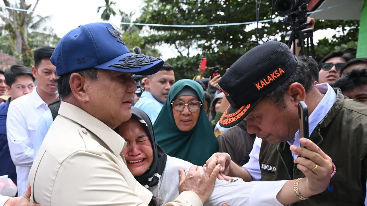 Presiden Prabowo Subianto saat meninjau warga terdampak banjir di sejumlah daerah di Provinsi Sumatera Utara.