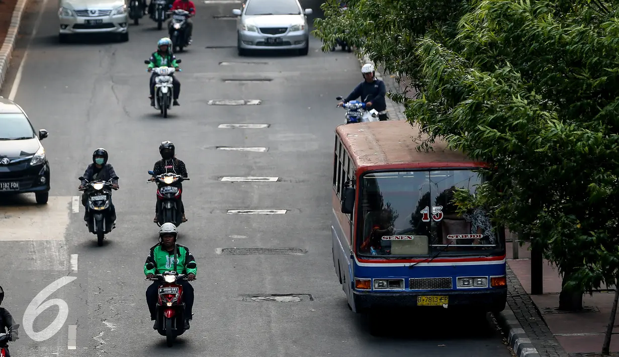 Sejumlah ojek aplikasi melintas diantara angkutan umum bus di kawasan Sudirman, Jakarta, Kamis (8/10/2015). Ketua DPD Organda DKI mencatat adanya penurunan penumpang angkutan umum Hingga 40 Persen. Liputan6.com/Faizal Fanani)