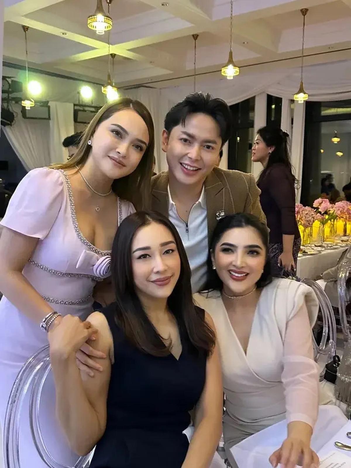 Potret Perayaan Ultah Shandy Aulia, Kompak Berpakaian Serba Putih dengan Putrinya