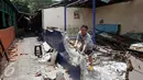 Pekerja membongkar tembok kios di sentra kuliner tradisional Jalan Lapangan Tembak, Senayan, Jakarta Pusat, Selasa (28/2). Menurut sejumlah penjual di tempat tersebut, kontrak sewa mereka berakhir per 15 Desember 2016. (Liputan6.com/JohanTallo)