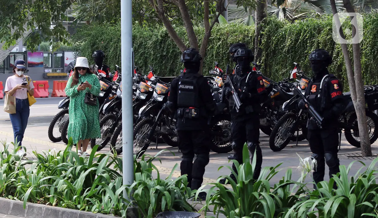 Anggota Korps Brimob Polri berjaga di kawasan Bundaran HI, Jakarta, Minggu (3/9/2023). TNI dan Polri menerjunkan 13.158 personel untuk pengamanan penyelenggaraan KTT ke-43 ASEAN. (Liputan6.com/Herman Zakharia)