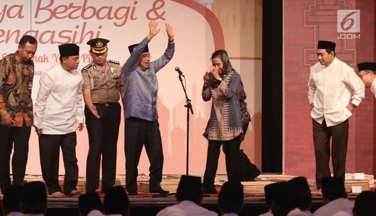 Wapres Jusuf Kalla meninggalkan acara buka puasa bersama anak yatim usai memberikan sambutan di JCC, Jakarta, Kamis (15/06). Kegiatan ini mengusung semangat BUMN Hadir Untuk Negeri. (Liputan6.com/Fery Pradolo)