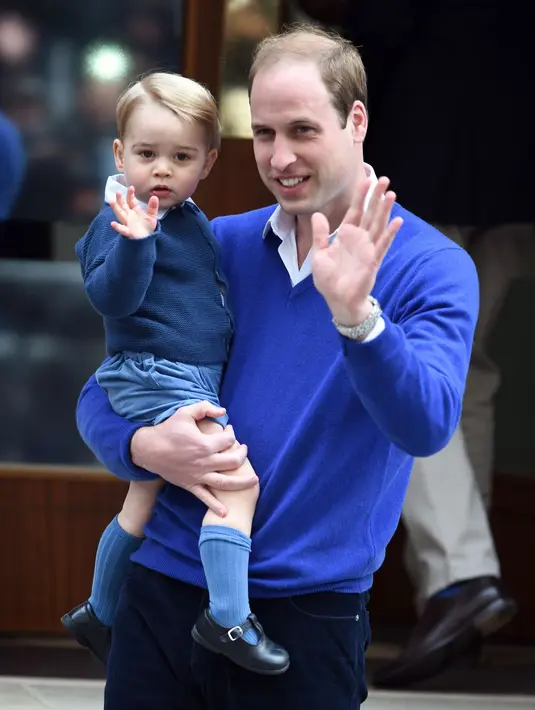 Nah ini adalah Prince George, anak dari Prince William dan Kate Middleton. Foto ini diambil pada tahun 2015. Gemas banget ya! (Cosmopolitan)