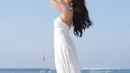 Atau main di pantai dengan mengenakan dress yang cantik ala Michelle ini? Ia mengenakan halter-neck dress berwarna putih yang simple, tapi bisa membuatnya tetap terlihat menawan. Foto: Instagram.