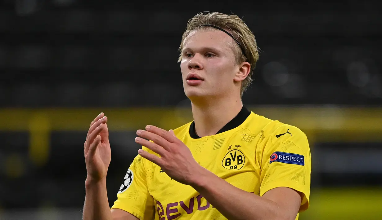 Striker Borussia Dortmund, Erling Braut Haaland, tampak kecewa dalam laga lanjutan fase grup Liga Champions 2020/2021 melawan Zenit Saint Petersburg di Stadion BVB, Dortmund, Kamis (29/10/2020) dini hari WIB. Borussia Dortmund menang 2-0 atas Zenit Saint Petersburg. (AFP/Ina Fassbender).