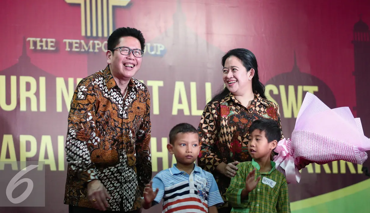 Menko PMK Puan Maharani (kanan) dan Presiden Direktur PT Tempo Scan Pacific Handojo S Muljadi mendapatkan bunga dari anak-anak dalam acara buka puasa bersama karyawan di PT Tempo Scan Pacific Cikarang, Jabar, Kamis (23/6). (Liputan6.com/Faizal Fanani)