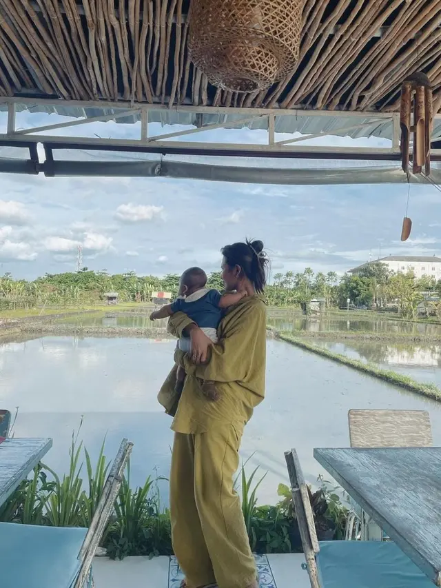 Indah Permatasari dan Arie Kriting sengaja menutupi wajah sang anak