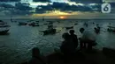 Warga memancing ikan saat matahari terbenam di Pantai Kedongnan, Bali, Senin (6/9/2021). Masa pandemi dimanfaatkan warga yang kehilangan pekerjaan untuk memancing, dimana hasilnya digunakan sebagai pelengkap lauk makan di rumah. (merdeka.com/Arie Basuki)