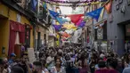 Orang-orang berkumpul selama perayaan San Cayetano, santo pelindung tenaga kerja dan roti, di lingkungan Lavapies di Madrid, Spanyol, Sabtu (6/8/2022). Festival San Cayetano menandai awal dari serangkaian festival populer di Madrid. (AP Photo/Manu Fernandez)