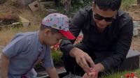 Fadly Faisal mengajak keponakannya, Gala Sky, mengunjungi makam mendiang Vanessa Angel dan Bibi Andriansyah di Hari Ibu pada Jumat (22/12/2023). (Instagram @fadlyfsl_)