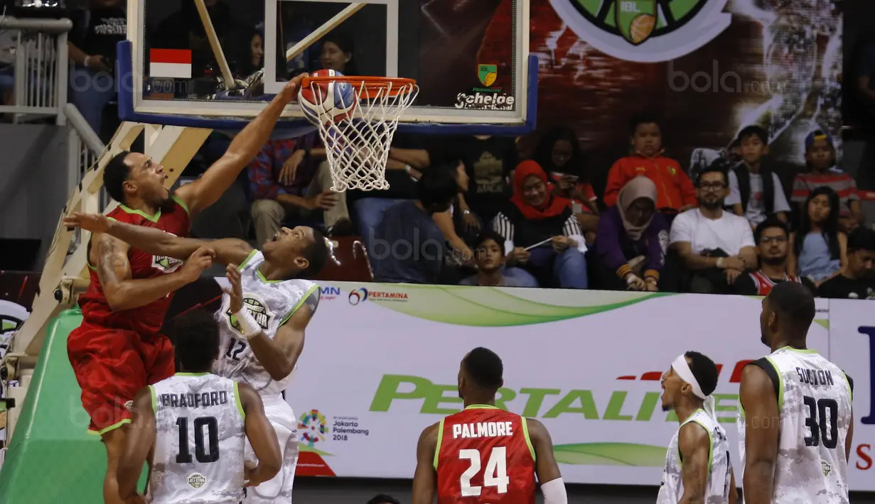 Pebasket tim Merah, Lowhorn Alexandrod, memasukan bola saat melawan tim Putih pada laga IBL All Star di Britama Arena, Jakarta, Minggu (7/1/2018). Tim Putih menang 130-114 atas tim Merah. (Bola.com/M Iqbal Ichsan)