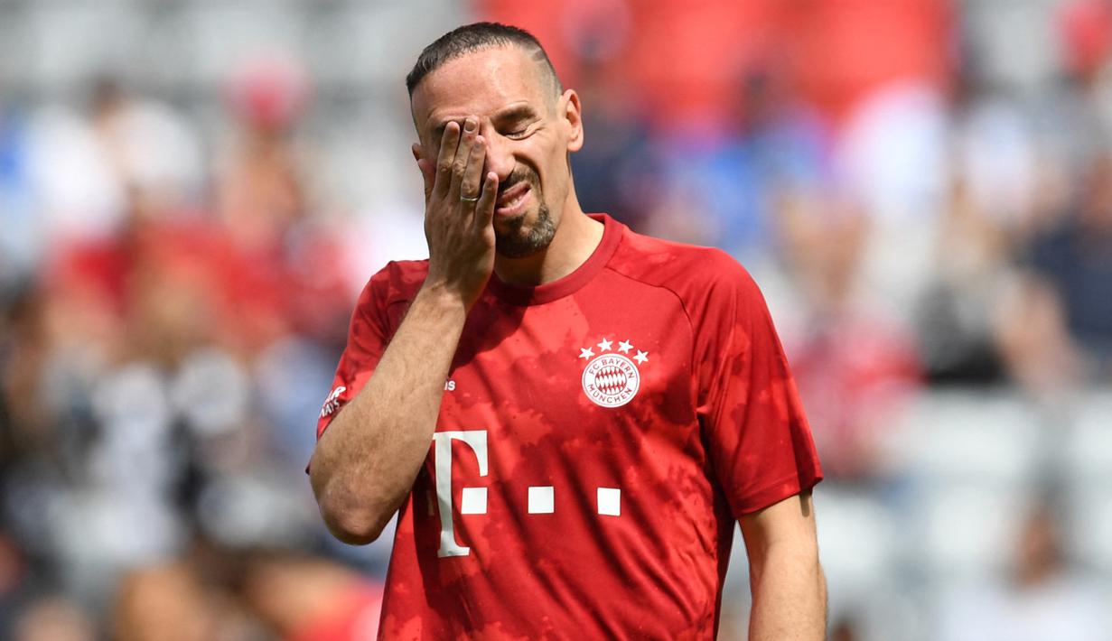 Franck Ribery gagal meraih penghargaan Ballon d'Or edisi 2013 akibat perubahan sistem voting. Awalnya, voting hanya dilakukan oleh jurnalis, sedangkan sistem terbaru ditambahkan suara dari kapten timnas dan pelatih. Jika menggunakan sistem lama, Ribery unggul daripada Ronaldo. (AFP/Christof Stache)