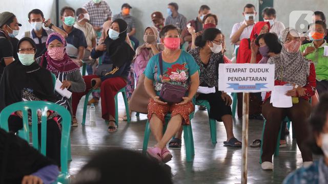 <span>Ratusan lansia dan tenaga pendidik melakukan vaksinasi Covid-19 di Gor Total Persada, Kota Tangerang, Selasa (8/6/2021). Vaksinasi tersebut untuk melindungi mereka dari Covid-19 yang tengah mewabah. (Liputan6.com/Angga Yuniar)</span>