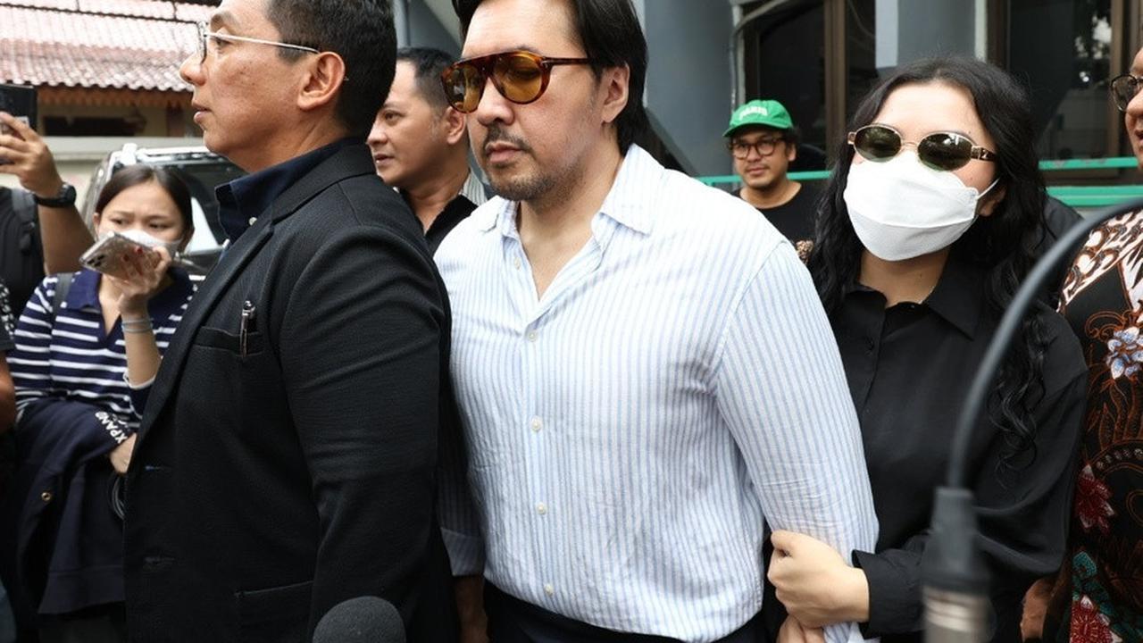 Potret David Eks Naif Dampingi Audrey Davis ke Pengadilan Untuk Kasus Video Syur, Persidangan Ditunda Besok