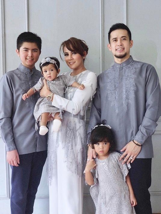 Intip Gaya 8 Keluarga Artis  dengan Baju  Kembarnya saat 