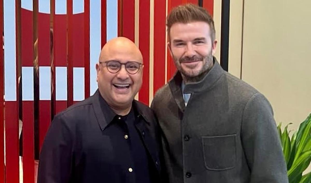 Foto Irwan Mussry bersama David Beckham juga tak luput dari perhatian netizen. Mereka menyebut potret Irwan Mussry begitu keren.<br>
