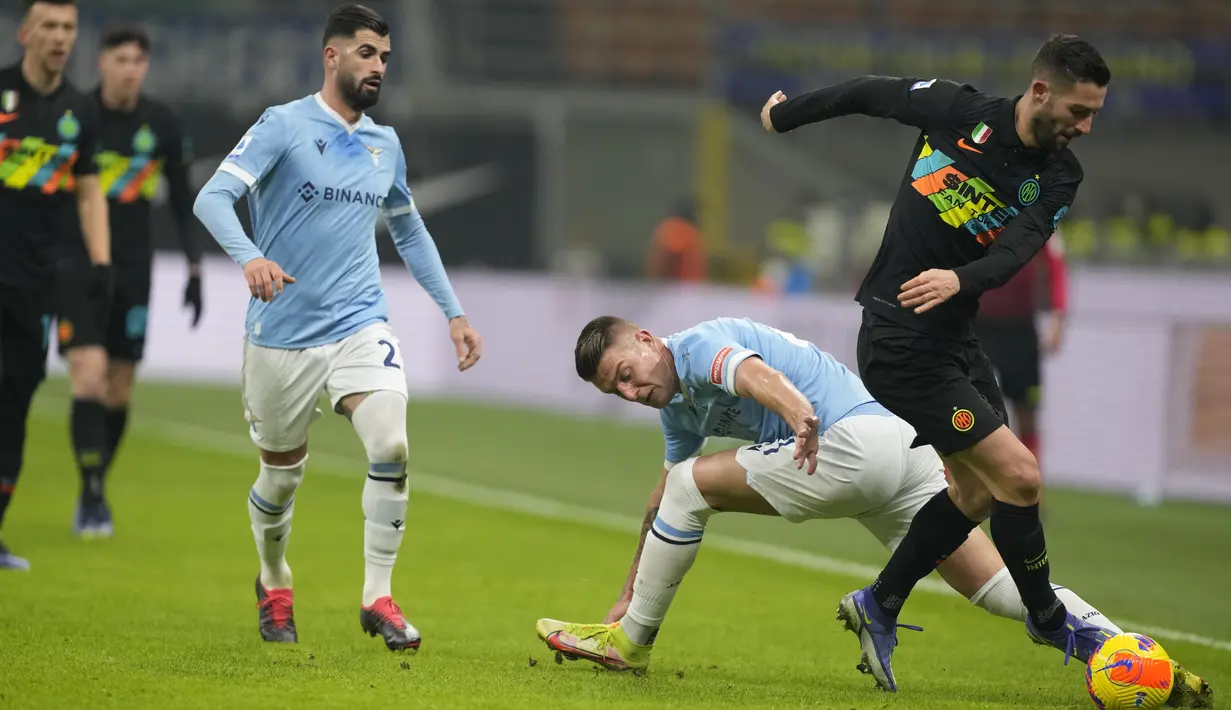 Gelandang Lazio, Milinkovic-Savic berusaha merebut bola dari gelandang Inter Milan, Roberto Gagliardini pada pertandingan lanjutan Liga Serie A Italia di Stadion San Siro, di Milan, Italia, Senin (10/1/2022). Inter Milan menang tipis atas Lazio 2-1. (AP Photo/Antonio Calani)