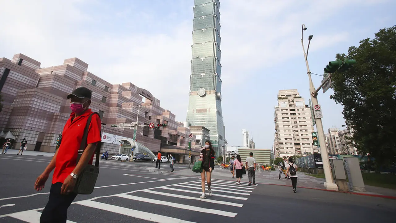 FOTO: Taiwan Berlakukan Pembatasan Perangi Pandemi COVID-19