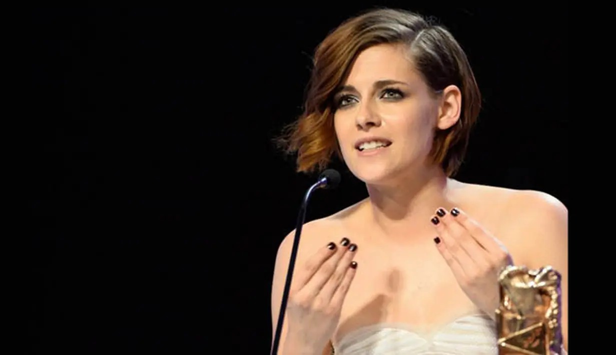 Kristen Stewart tampak gugup saat berada di atas panggung usai meraih gelar sebagai Aktris pendukung terbaik pada film, `Sils Maria` (Clouds of Sils Maria) dalam ajang Cesar Awards ke-40 di Paris, Perancis, (20/2/2015). (AFP PHOTO/BERTRAND GUAY)