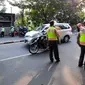 Polantas merazia pengendara sepeda motor yang melanggar aturan berlalulintas, saat berlangsungnya Operasi Patuh Jaya di sepanjang Jalan Raya Bogor, Ciracas, Jakarta, Selasa (2/6/2015). (Liputan6.com/Yoppy Renato)