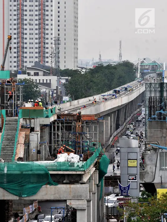Penampakan Jalur 5A Light Rail Transit (LRT) Kelapa Gading-Velodrome, Jakarta, Kamis (19/4). Jalur 5A LRT Kelapa Gading-Velodrome sepanajang 5,8 kilometer. (Merdeka.com/Iqbal Nugroho)